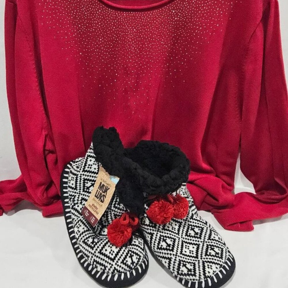 New MUK LUKS FAIR ISLE BLACK WHITE RED POM-POM KNITTED SLIPPER BOOTIES  X – XL
